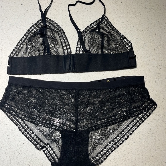 Lace bra and panty set strap eyelet detail - Picture 4 of 5